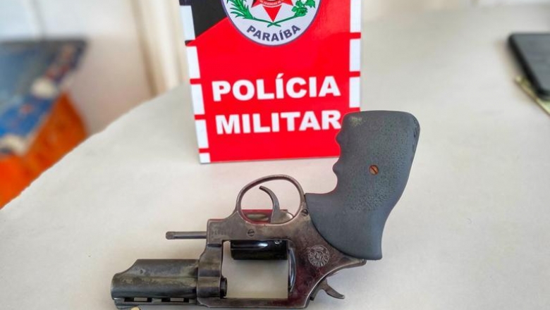 Polícia prende dupla com arma de fogo e impede homicídio no Sertão