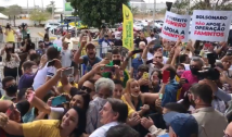 Sem máscara, Bolsonaro gera aglomeração em aeroporto de Campina Grande