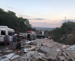 Caminhão tomba na Serra de Monte Horebe no Sertão da PB; motorista e carona ficam levemente feridos