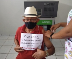 Em Cajazeiras, idoso recebe vacina da covid-19, elogia trabalhadores da saúde e em cartaz escreve: "Fora Bolsonaro"