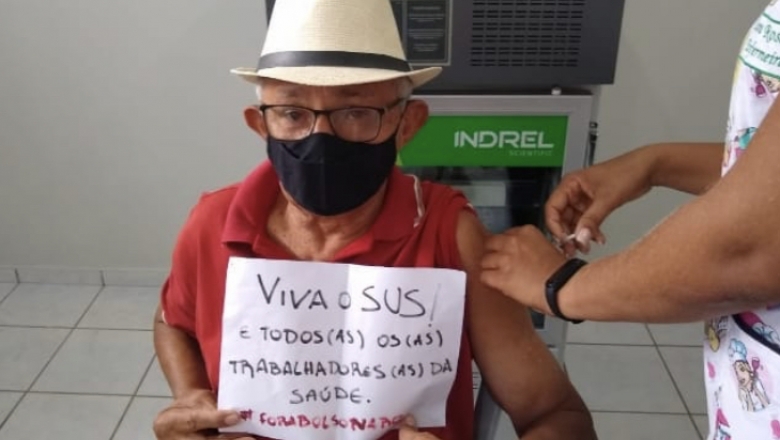 Em Cajazeiras, idoso recebe vacina da covid-19, elogia trabalhadores da saúde e em cartaz escreve: "Fora Bolsonaro"