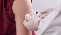 Vacinação triplica em março, mas país sofre com falta de doses