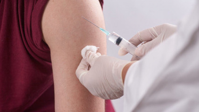 Vacinação triplica em março, mas país sofre com falta de doses