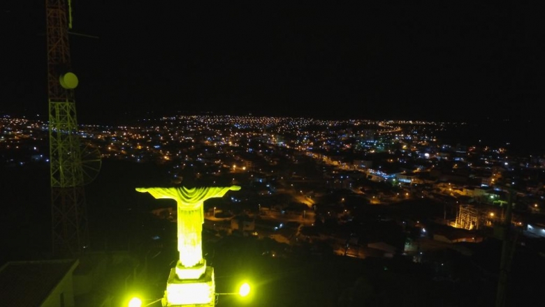 Maio Amarelo: Cristo Rei muda de cor a favor da paz no trânsito, em Cajazeiras