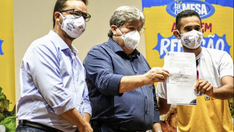 João Azevêdo assina contratos do programa Tá na Mesa e fortalece ações de segurança alimentar