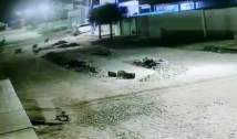 Vídeo mostra bandidos invadindo casa de comerciante em Cajazeiras; família é feita refém 