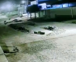 Vídeo mostra bandidos invadindo casa de comerciante em Cajazeiras; família é feita refém 
