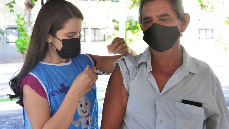 Prefeitura de João Pessoa aplica segunda dose das vacinas Astrazeneca e Coronavac nesta terça-feira