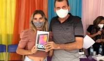 Chico Mendes entrega primeiros tablets a alunos da rede municipal de ensino