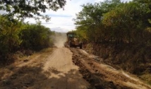 Prefeitura inicia recuperação das estradas vicinais em Bom Jesus