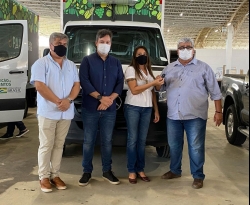 Governador atende pedido de Jr. Araújo e entrega caminhão baú, freezers e balanças para Vieirópolis e São José da Lagoa Tapada