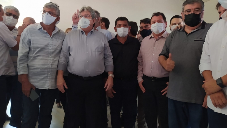 Cajazeiras: prefeito interino acompanha comitiva do governador na visita à cidade