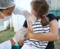 Com estoque abastecido, Paraíba alerta pais para manterem o calendário vacinal das crianças em dia