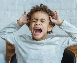 Crianças estão mais agressivas e irritadas; comportamento repetitivo deve ligar botão de alerta 