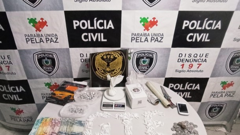 Polícia prende suspeitos de tráfico de drogas em Nazarezinho; três pitbulls foram encontrados na casa