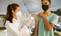 Adolescentes com 16 e 17 anos começam a ser imunizados contra covid nesta quinta (23), em Patos
