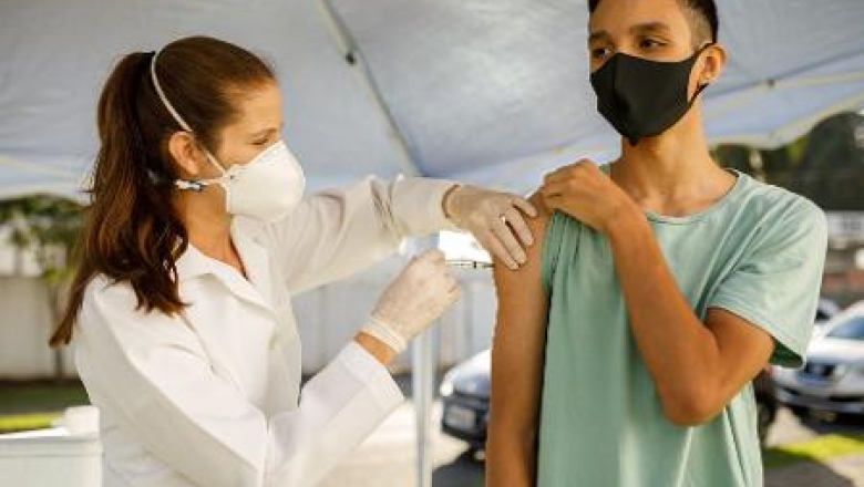 Adolescentes com 16 e 17 anos começam a ser imunizados contra covid nesta quinta (23), em Patos