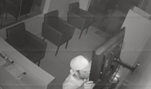 Câmeras de segurança flagram furto em clínica de estética no centro de Cajazeiras
