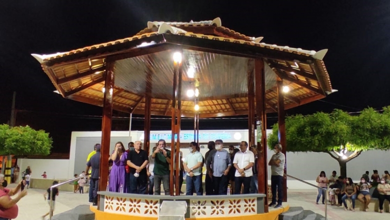 Em Sousa, prefeito Fábio Tyrone entrega moderna praça aos moradores da Lagoa dos Estrelas
