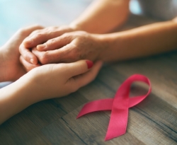 Por dia, 45 mulheres morrem vitimas de câncer de mama; ONG lança selo para que empresas se engajem na luta contra doença