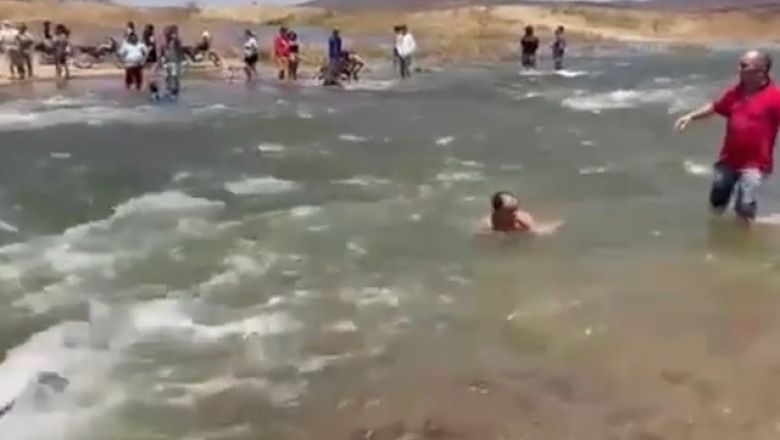 Bolsonaro mostra em seu Instagram pessoas tomando banho nas águas da transposição no Sertão da PB