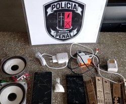 Policiais penais apreendem materiais arremessados para dentro da Colônia Penal de Sousa