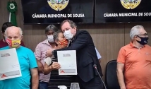 Em Sousa, prefeito Fábio Tyrone entrega escrituras de moradias e cheques do 'Programa Café Solidário'