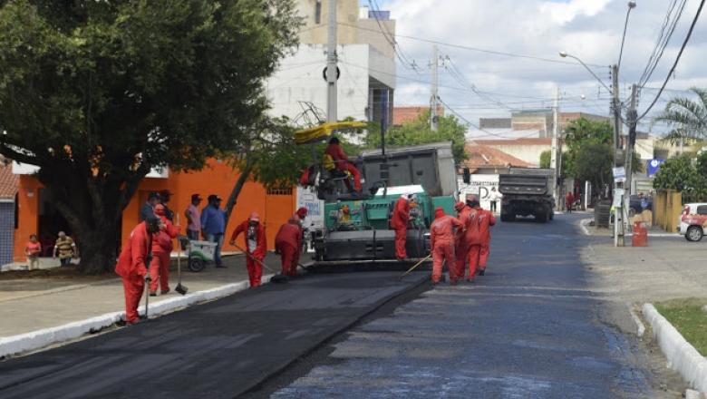 Governo abre licitação para contratar empresa para asfaltar ruas em Cajazeiras, Bernardino Batista, Bonito de Santa Fé e mais 14 