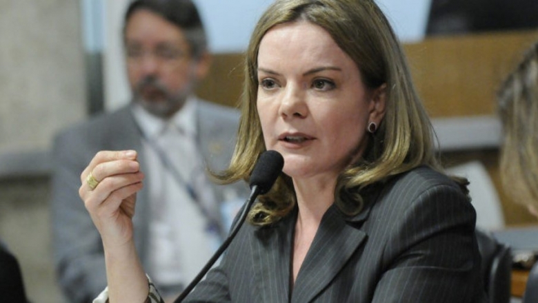 "Cara de pau", diz Gleisi sobre Moro pedir para Lula abrir suas contas