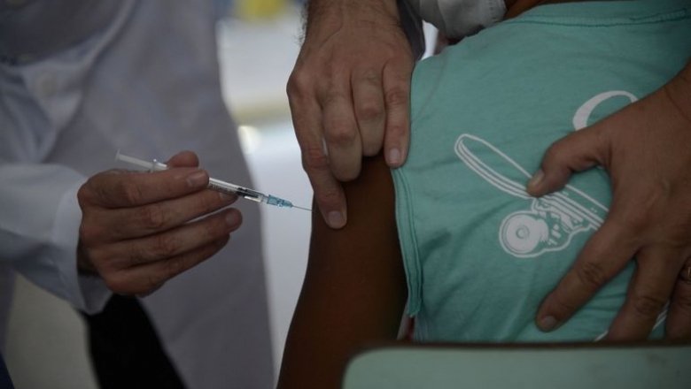 Pediatra afirma que vacina é segura, foi testada e reduz risco de casos graves de covid-19 entre crianças