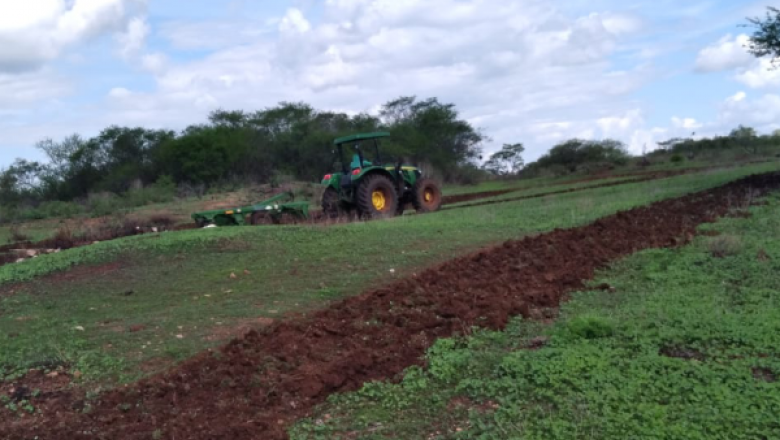 Apoio aos agricultores: Prefeitura de Cajazeiras amplia atendimento no corte de terra
