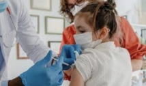 Crianças de 10 e 11 anos sem comorbidades são incluídas na vacinação contra covid-19 a partir desta segunda (24), em Patos