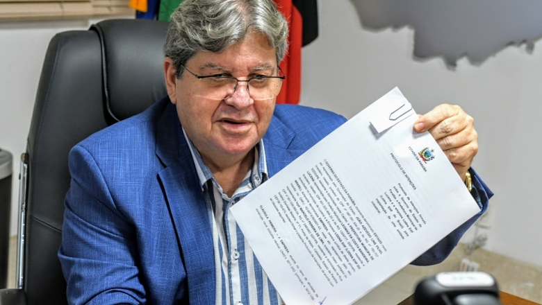 João Azevêdo entrega primeiros pagamentos dos benefícios do Programa ‘Paraíba que Acolhe’ nesta sexta-feira