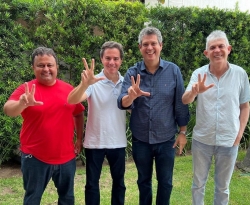 Lideranças do MDB e do PT se reúnem e fazem gesto com 'V' de Veneziano e 'L' de Lula