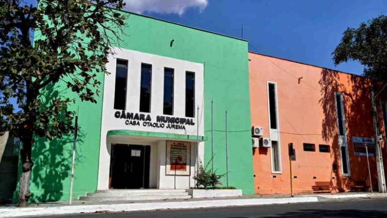 Vereadores "engolem" calados construção de novo prédio da Câmara de Cajazeiras e população se revolta - por Gilberto Lira