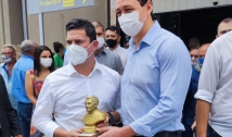 Em Juazeiro, Moro recebe busto de Padre Cícero das mãos de prefeito da cidade