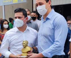 Em Juazeiro, Moro recebe busto de Padre Cícero das mãos de prefeito da cidade