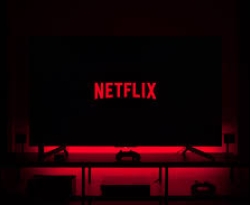 Netflix sabe que usuários compartilham senhas e se prepara para ganhar com isso