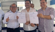 Ao lado de Hugo Motta e Jr. Araújo, prefeito de Bonito de Santa Fé assina ordem de serviço de portal de entrada e ginásio