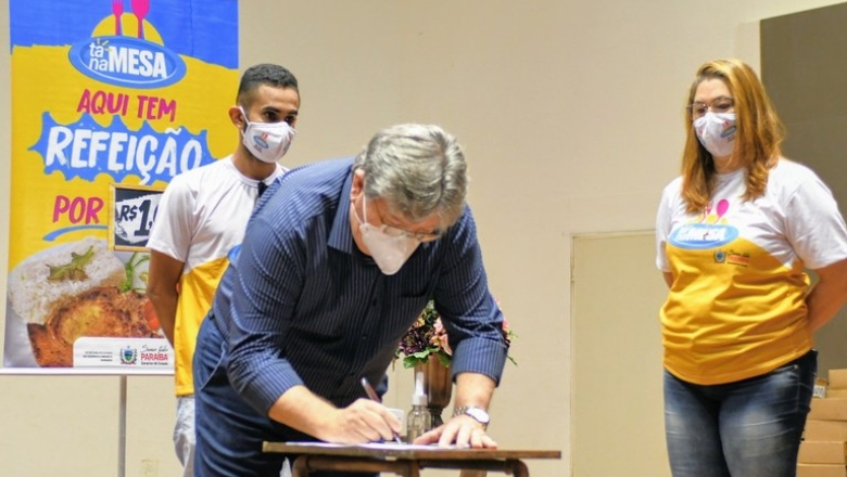 João Azevêdo anuncia ampliação do programa Tá na Mesa para mais 56 municípios paraibanos