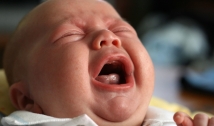 Saiba como evitar engasgo em bebê e o que fazer caso aconteça