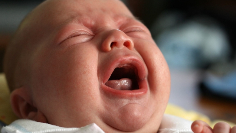 Saiba como evitar engasgo em bebê e o que fazer caso aconteça