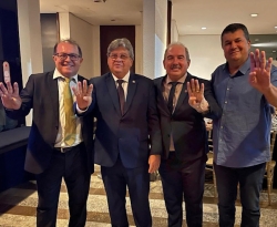 João Azevêdo reúne prefeitos e aliados durante jantar em Brasília
