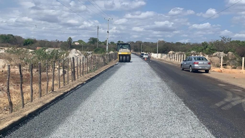 Obras de asfaltamento avançam e beneficiam várias comunidades no Sertão da Paraíba 