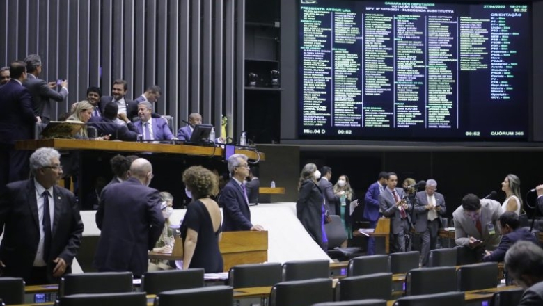 Câmara aprova MP que cria benefício extra a quem recebe o Auxílio Brasil 