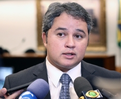“Nenhum dos mais de 120 prefeitos me deixou após sair da base de João”, diz Efraim Filho
