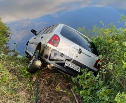 Carro cai em açude e motorista morre em Itaporanga