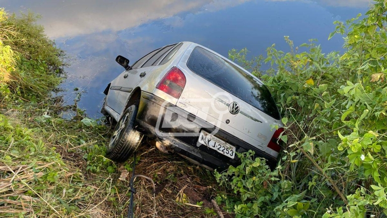 Carro cai em açude e motorista morre em Itaporanga