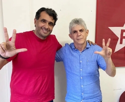 Ricardo Coutinho posa ao lado de André Gadelha na sede do PT de JP