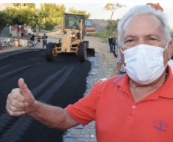 Iniciado asfaltamento de 23 ruas e avenidas em Cajazeiras; prefeito destaca parceria com governo estadual